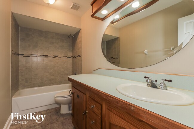 Building Photo - 1120 Brandon Lakes Ave