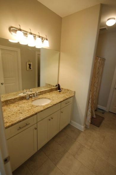 Building Photo - 104 Robbins Cir