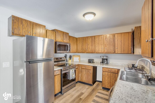 Kitchen area with ample counter space and cabinets - 1431 E Holland Ave