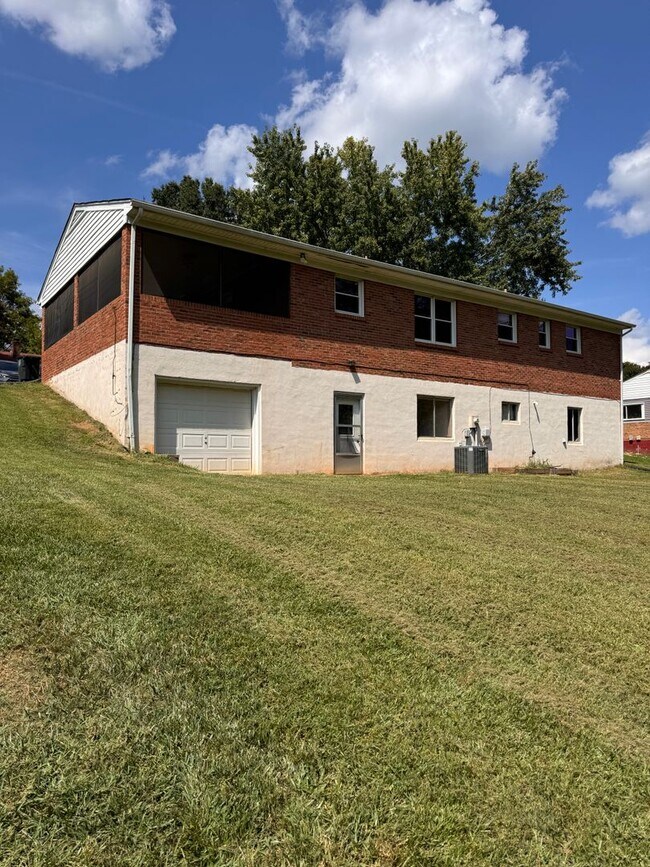 Building Photo - 104 Westburg Dr