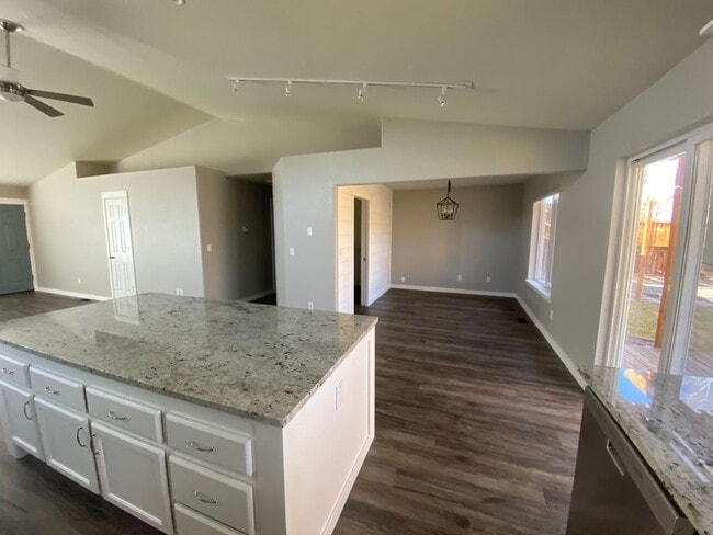 Building Photo - Beautifully Updated Home Near Dry Canyon Trailhead