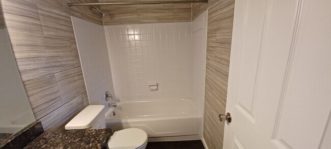 Building Photo - Kettering area! Beautiful 1 bed/1 bath Apartment