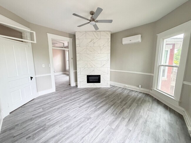 Building Photo - Huge 4 Bed and 2.5 Bath Home!