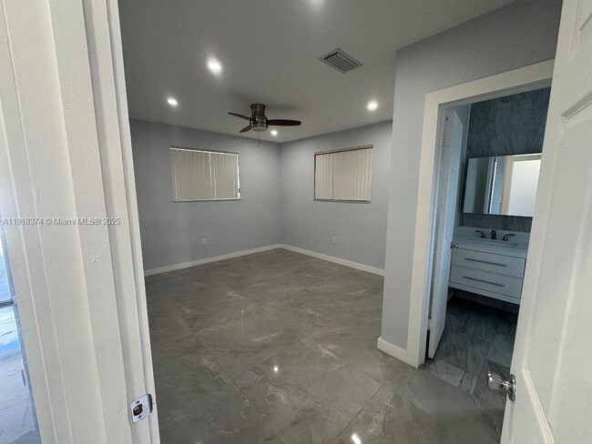 Building Photo - 6865 SW 42nd St