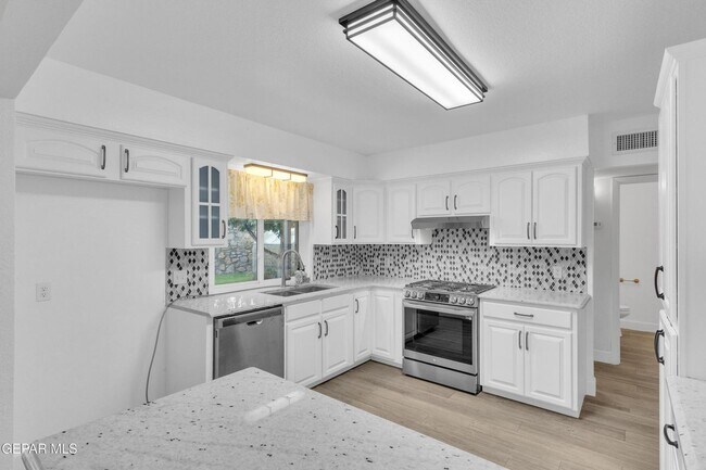 Building Photo - Come to check this beautiful house 4 bedrooms, possible 5th bed and 3 baths.