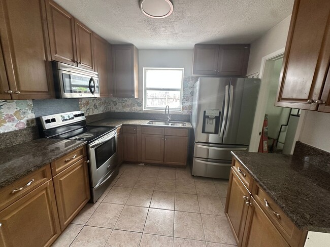 Building Photo - Come see this beautiful 4/2 single family ...