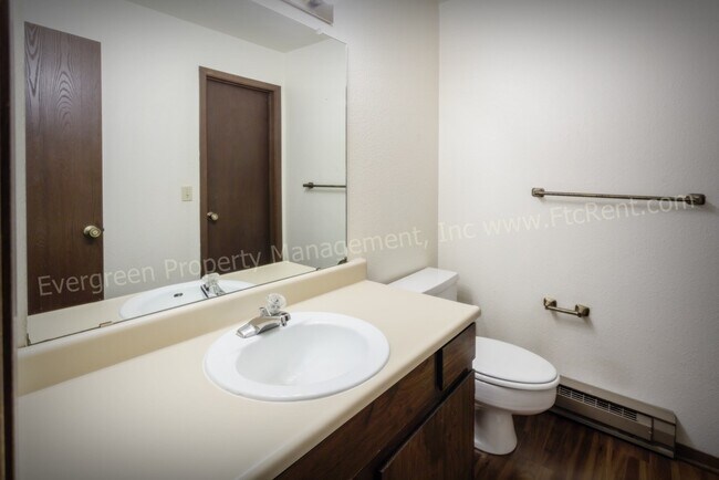 Building Photo - 904-906 Camelot Ct.