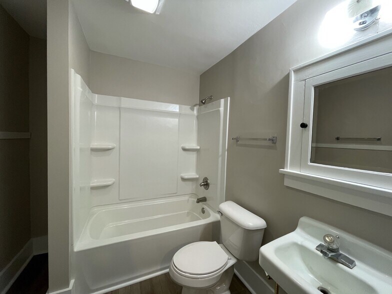 Building Photo - 2209 Iowa St