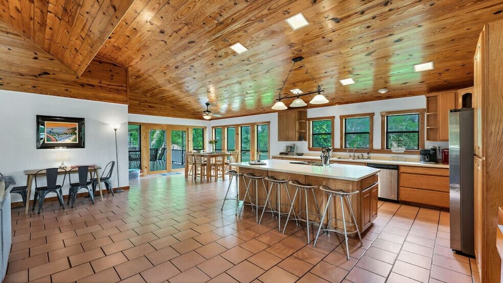 Building Photo - 302 Shangrila Ln