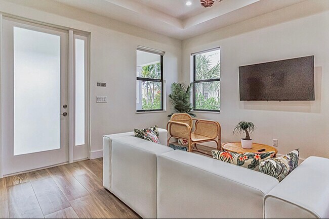 Building Photo - 436 Monroe Dr