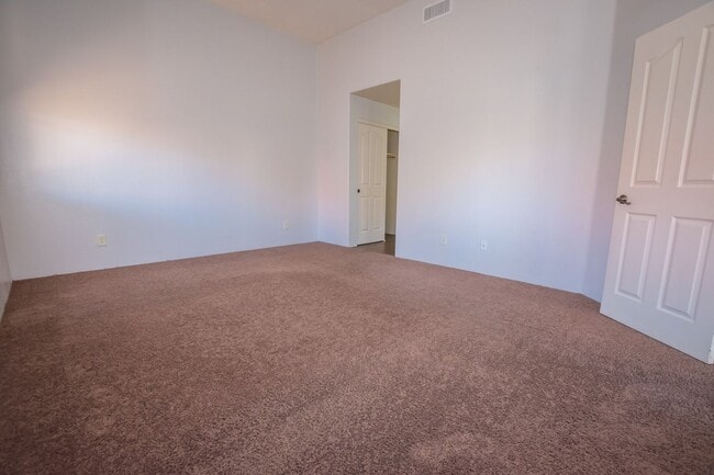 Building Photo - 3 Bedroom, 2 Bath Sante Fe, 2 Car Garage, ...