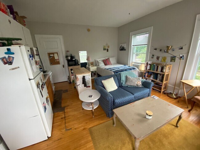 Building Photo - Second floor original guestroom of 1902 Ma...