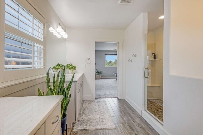Building Photo - Beautiful mountain views from a Gold Hill Mesa corner lot with a hot tub!
