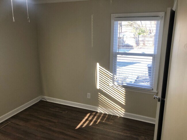 Building Photo - Four bedroom, 2 bath house in Burlington