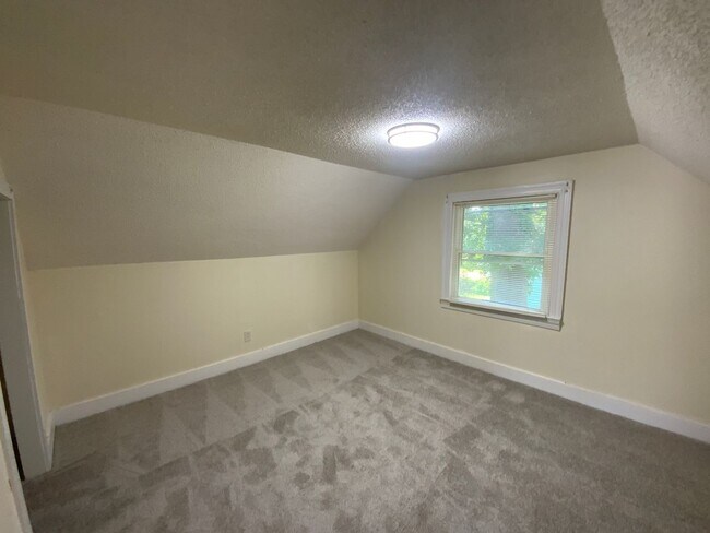 Building Photo - Charming 4 bd, 2 bth with 2 room Master Suite