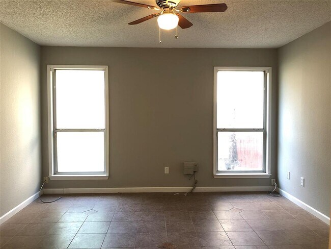Building Photo - 252 Stallion Dr