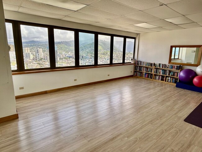 Building Photo - Panoramic Views of Waikiki from the Roof T...