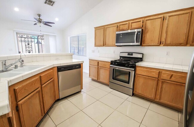 Building Photo - CUTE 3 BEDROOM HOME WITH POOL/SPA!