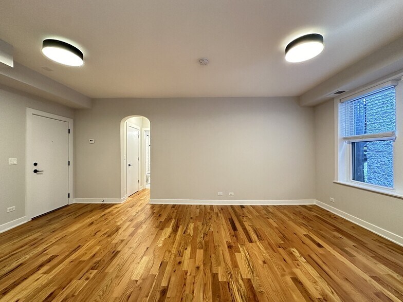 Building Photo - 643 W Wrightwood Ave
