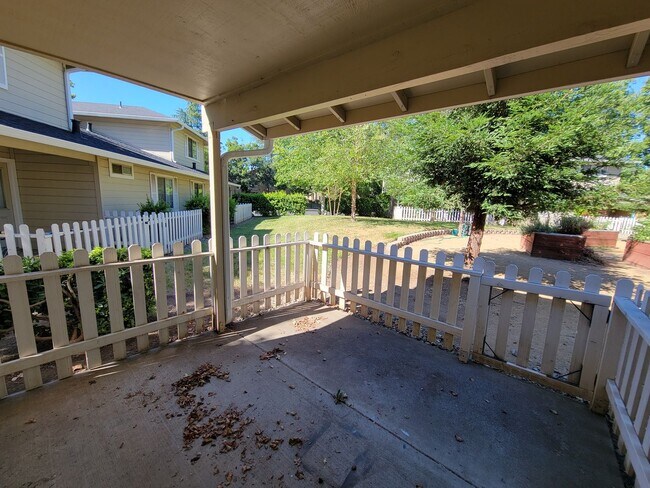 Building Photo - Two Story 3 Bedroom 2 Bath Condo in Chico for Rent!