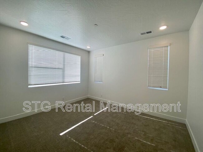 Building Photo - 5801 S Garnet Dr