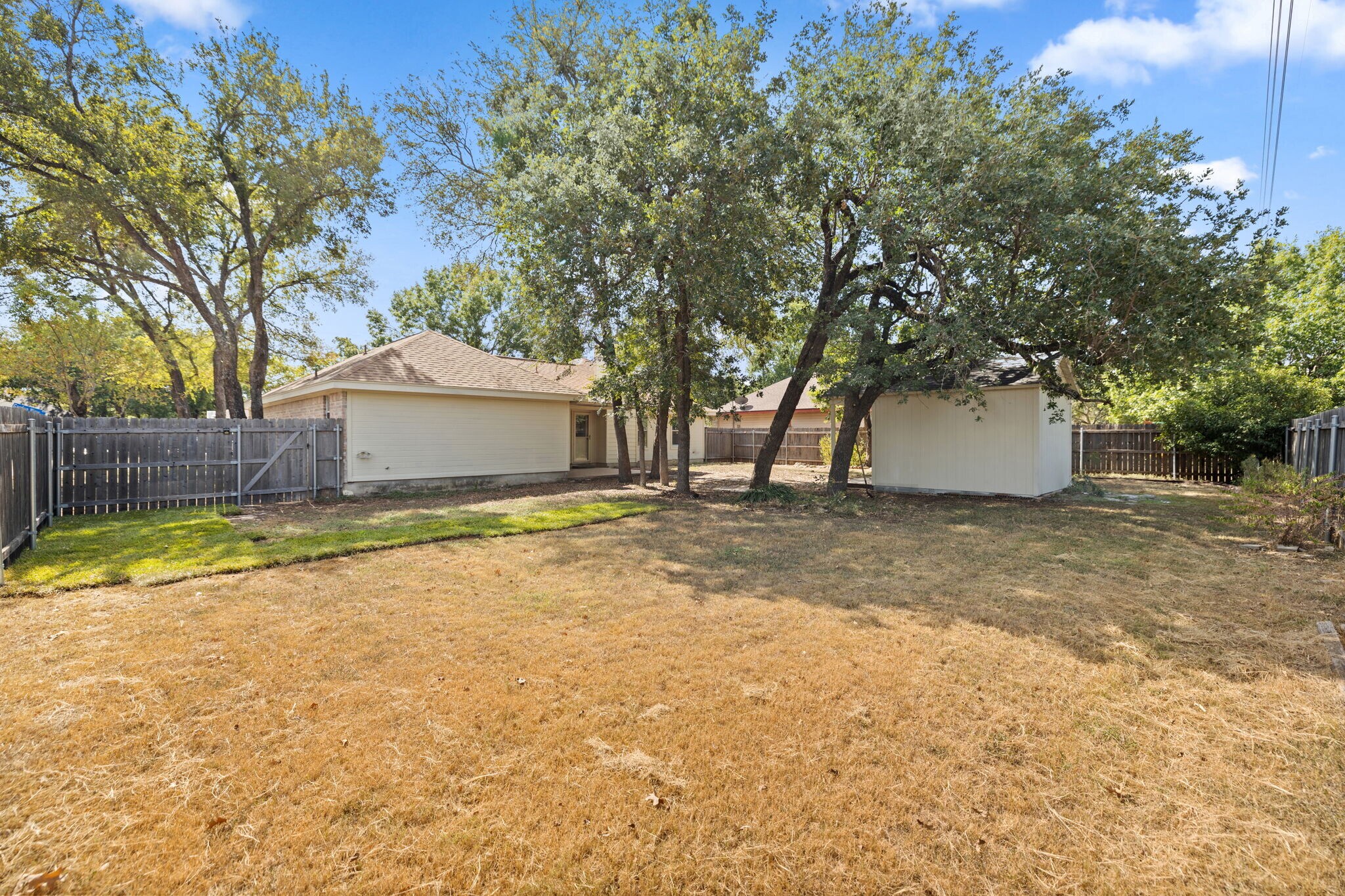 Building Photo - 917 Garden View Dr