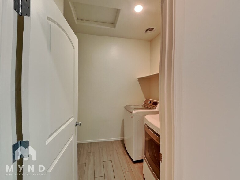 Building Photo - 7325 S 33rd Ln