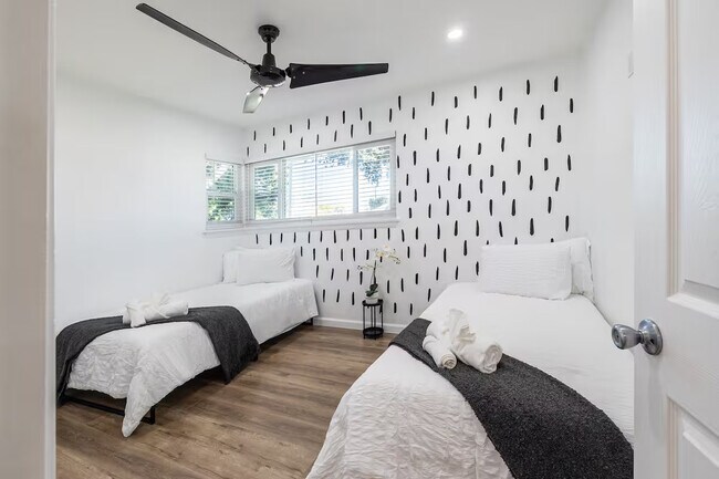 Building Photo - 3538 Roslyn St