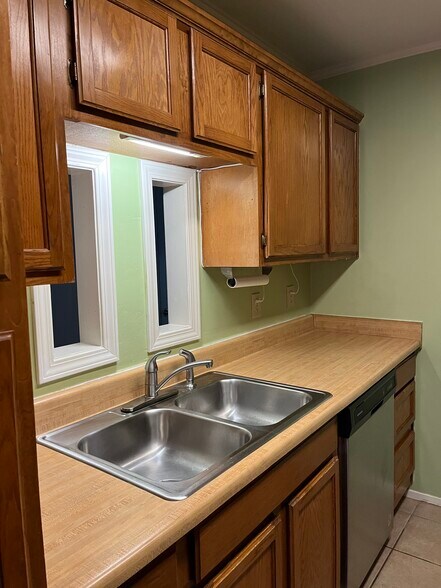 Kitchen with all appliances less than 4 years old - 400 W South Town Dr