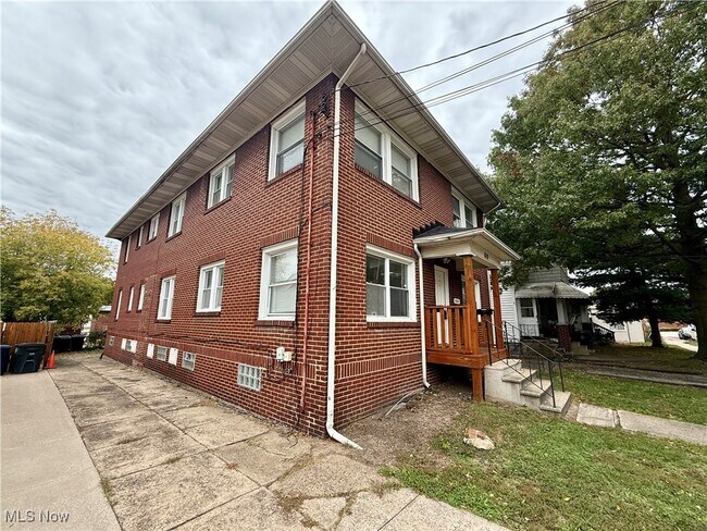 Building Photo - 810 Thayer St