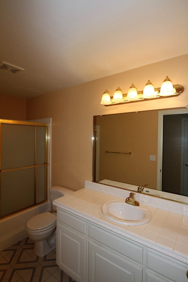 Building Photo - 3bd/2ba With Beautiful Private Fully Fence...