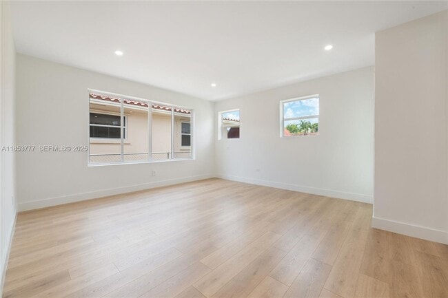 Building Photo - 2811 SW 65th Ave