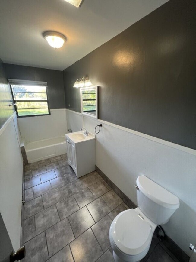 Building Photo - Charming 2 Bedroom Duplex on Sunshine Rd