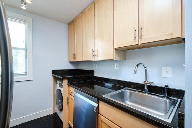 Building Photo - 2832 Hartford St SE