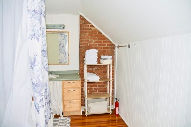Building Photo - 2 N Great Hill Dr