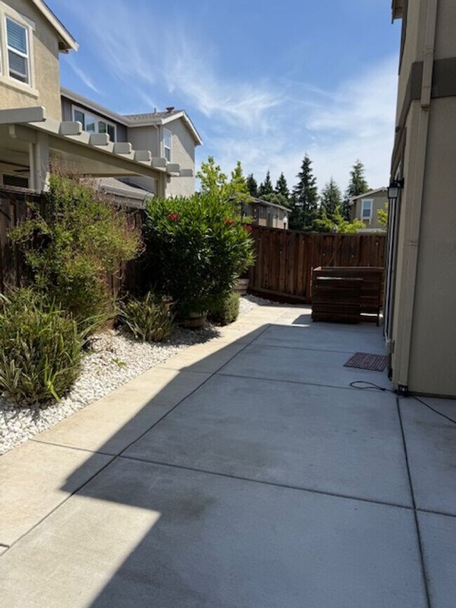 Building Photo - Home located in desirable Entrada Community!