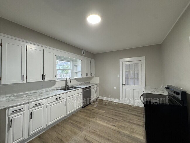 Building Photo - 930 3rd St