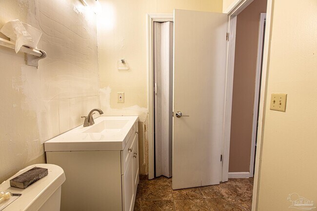 Building Photo - 6242 Ridgegate Cir