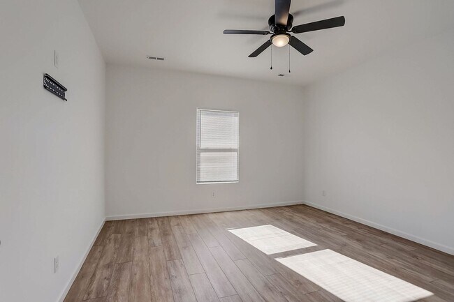 Building Photo - 918 Parkview Dr