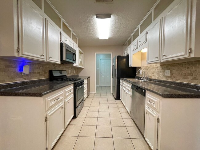 Building Photo - 1404 E Vardeman Ave