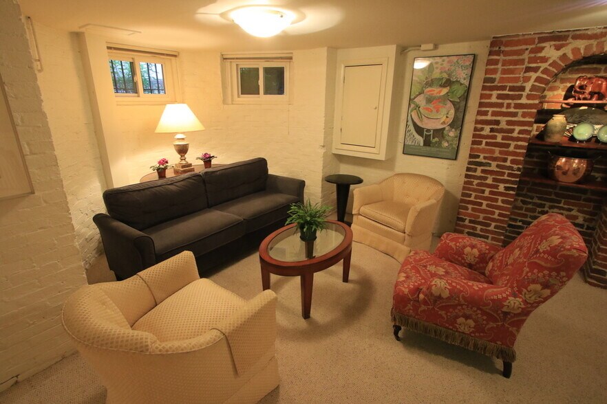 Building Photo - 1713 Riggs Pl NW