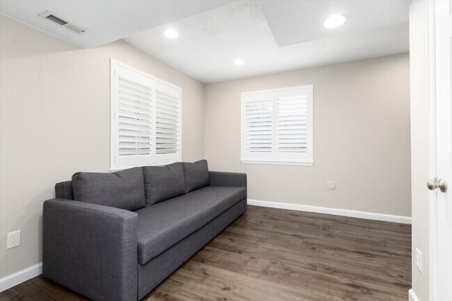 Building Photo - 10786 Southhaven Cir
