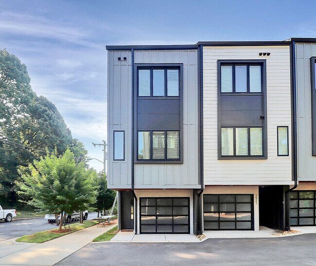 Building Photo - Stunning 3 Bedroom Townhome Near Uptown Ch...