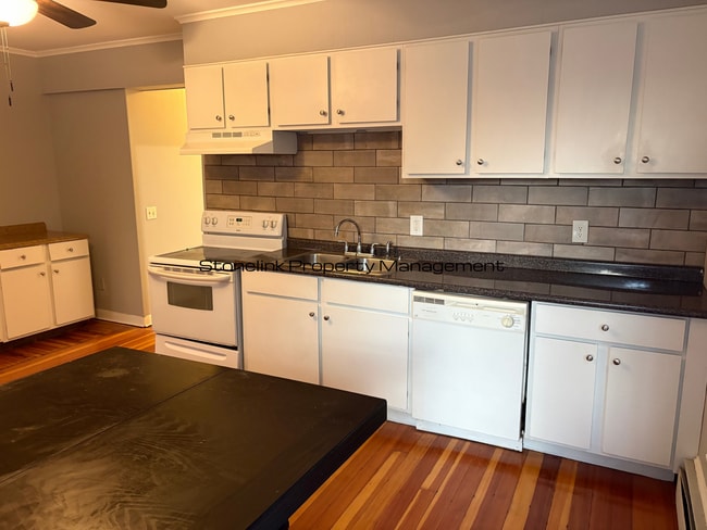 Building Photo - 687 Charles St