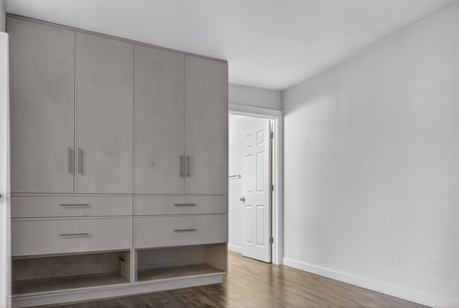 Building Photo - Condo / Apartment Unit