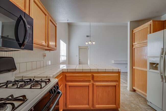 Building Photo - Spacious Home in SW Bakersfield!