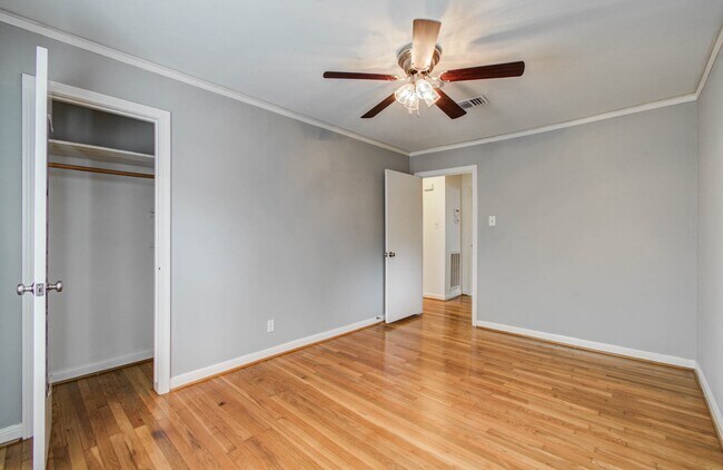Building Photo - 5519 Huisache St
