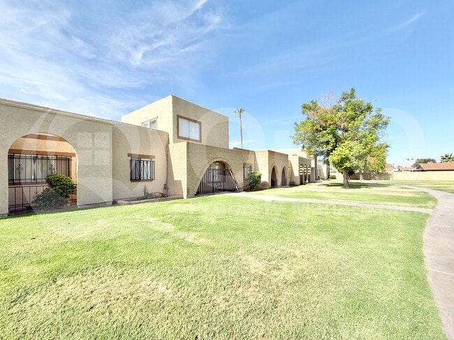 Building Photo - 2113 E Dunbar Dr