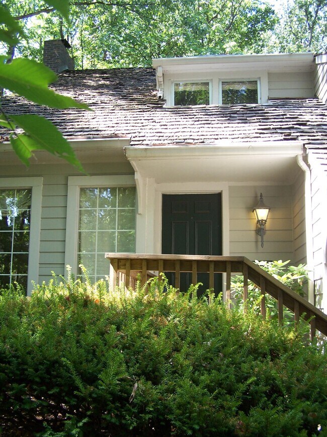 Building Photo - 12 E Clarkson Rd