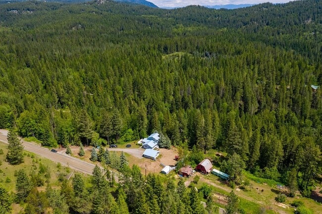 the property - 403 Carr Creek Rd